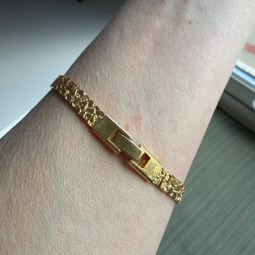 Elegant Vintage Gold Plated Textured Bracelet - Picture 5 of 5